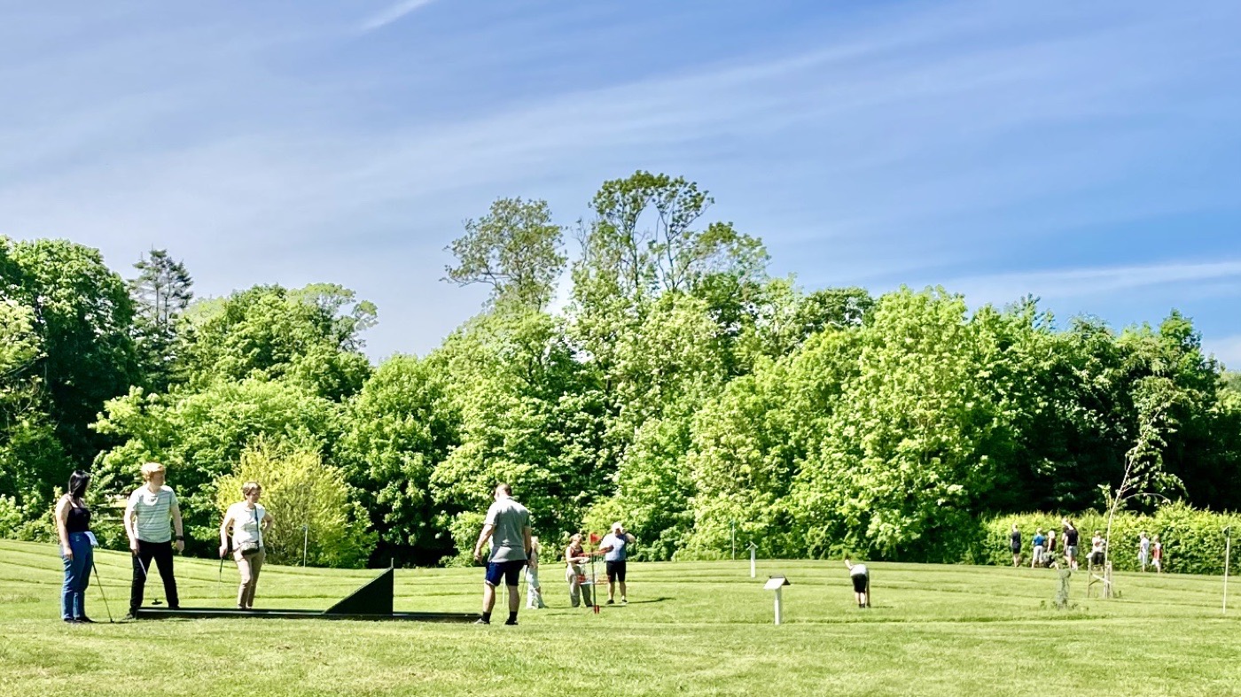Parkgolfbaner og gæster i parken